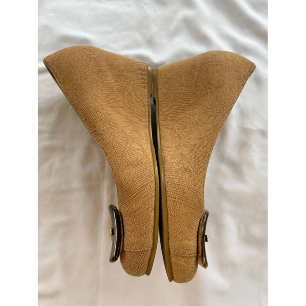 Stuart Weitzman Tan Lizard-Embossed Wedge Pumps with Tortoise Buckle 7.5 - Picture 4 of 8